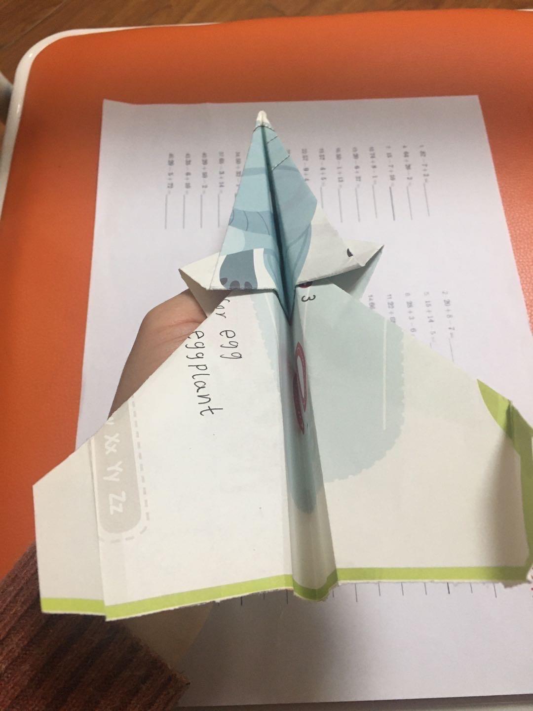 播放纸飞机的过程-播放制作纸飞机的过程