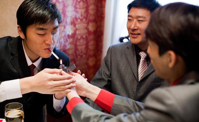 包含电报员周大爷年轻照片的词条