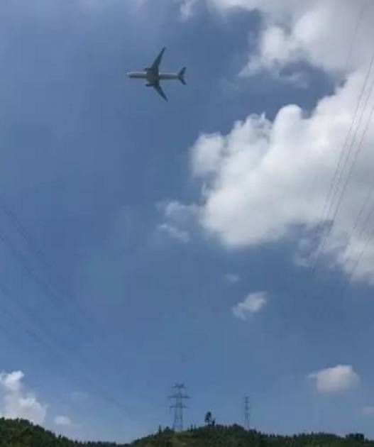 飞机登录一直转圈-飞机整天在空中转圈圈是怎么回事?