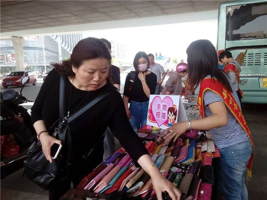 钱包哪里是放身份证的-钱包里放银行卡和身份证会消磁吗