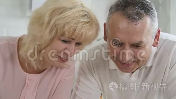 包含电报猴原声视频素材的词条