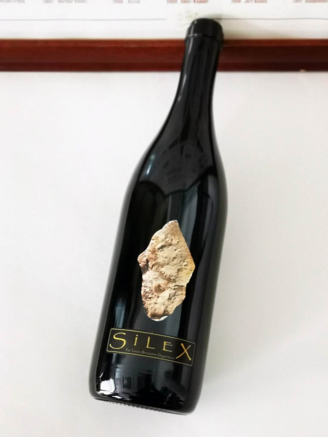 狐狸图案的红酒-有一只狐狸图案的红酒