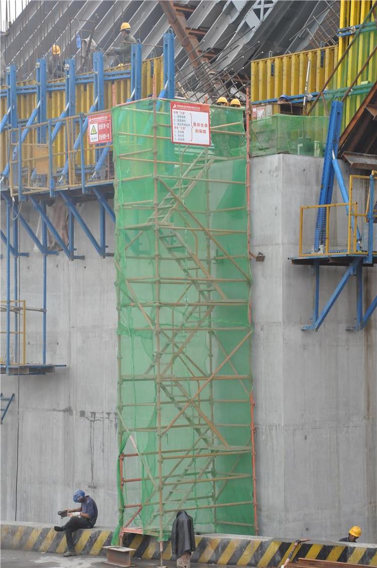 工地钢管搭的梯子图片_建筑工地钢管架子怎样搭