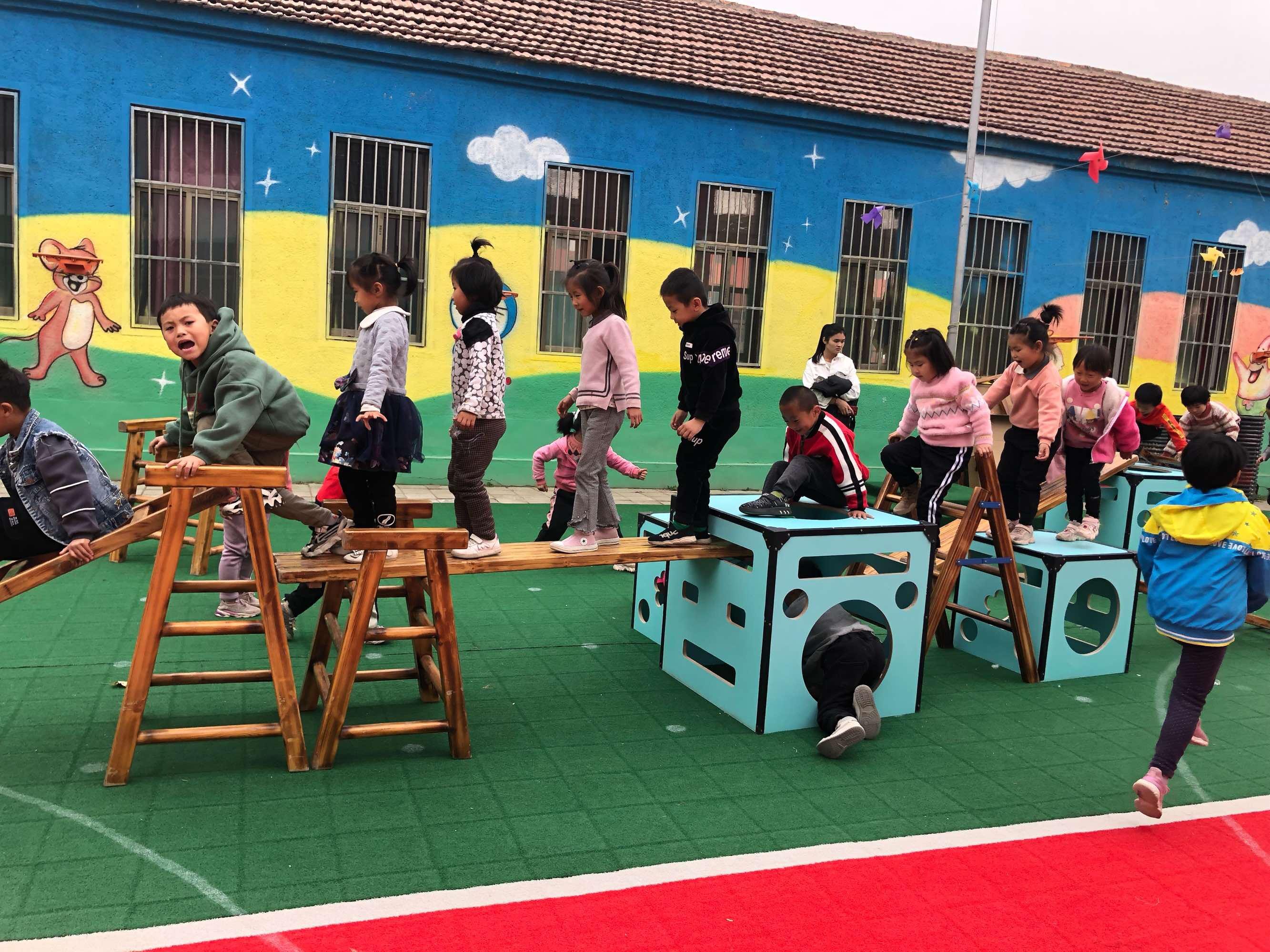 安吉梯子主题活动_安吉游戏梯子玩法小班教案