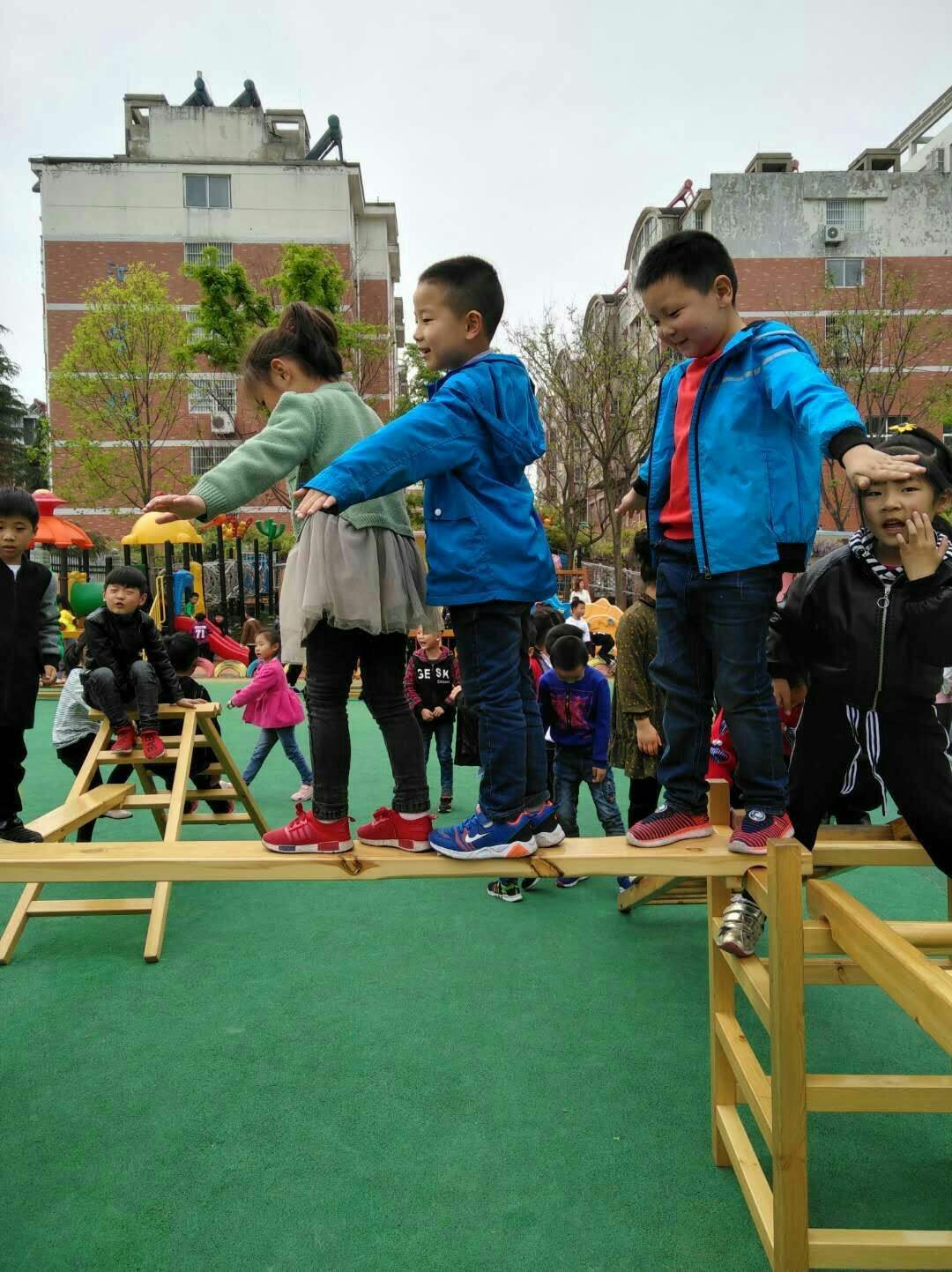 安吉梯子主题活动_安吉游戏梯子玩法小班教案