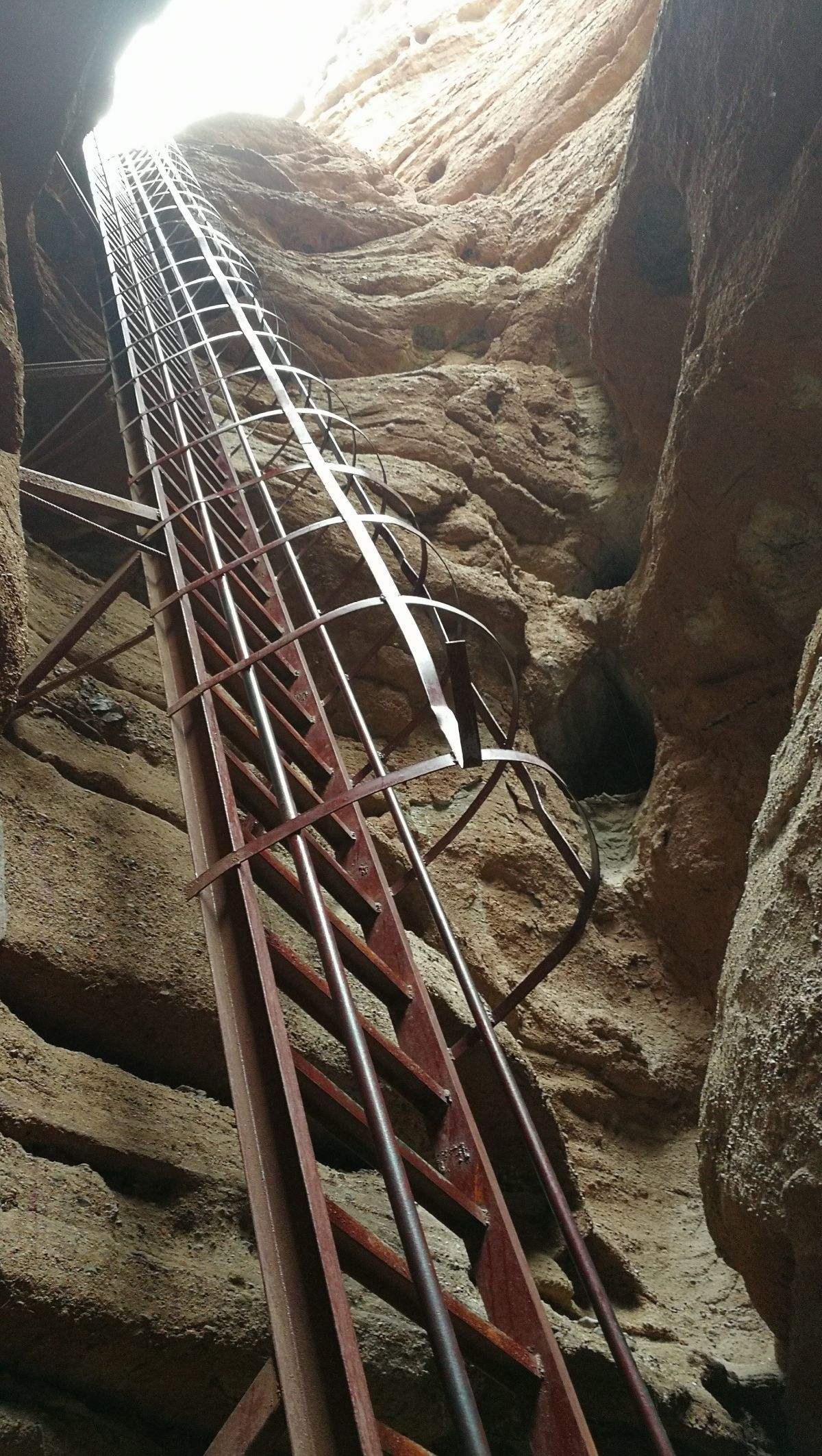 梯子与地面的斜角度为60左右_梯子与地面的斜角度为60左右是多少度