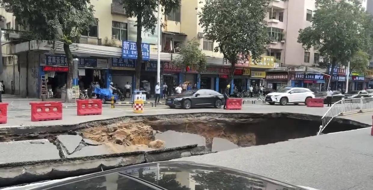 青岛浮山巷附近路面出现塌陷_青岛浮山巷附近路面出现塌陷事故