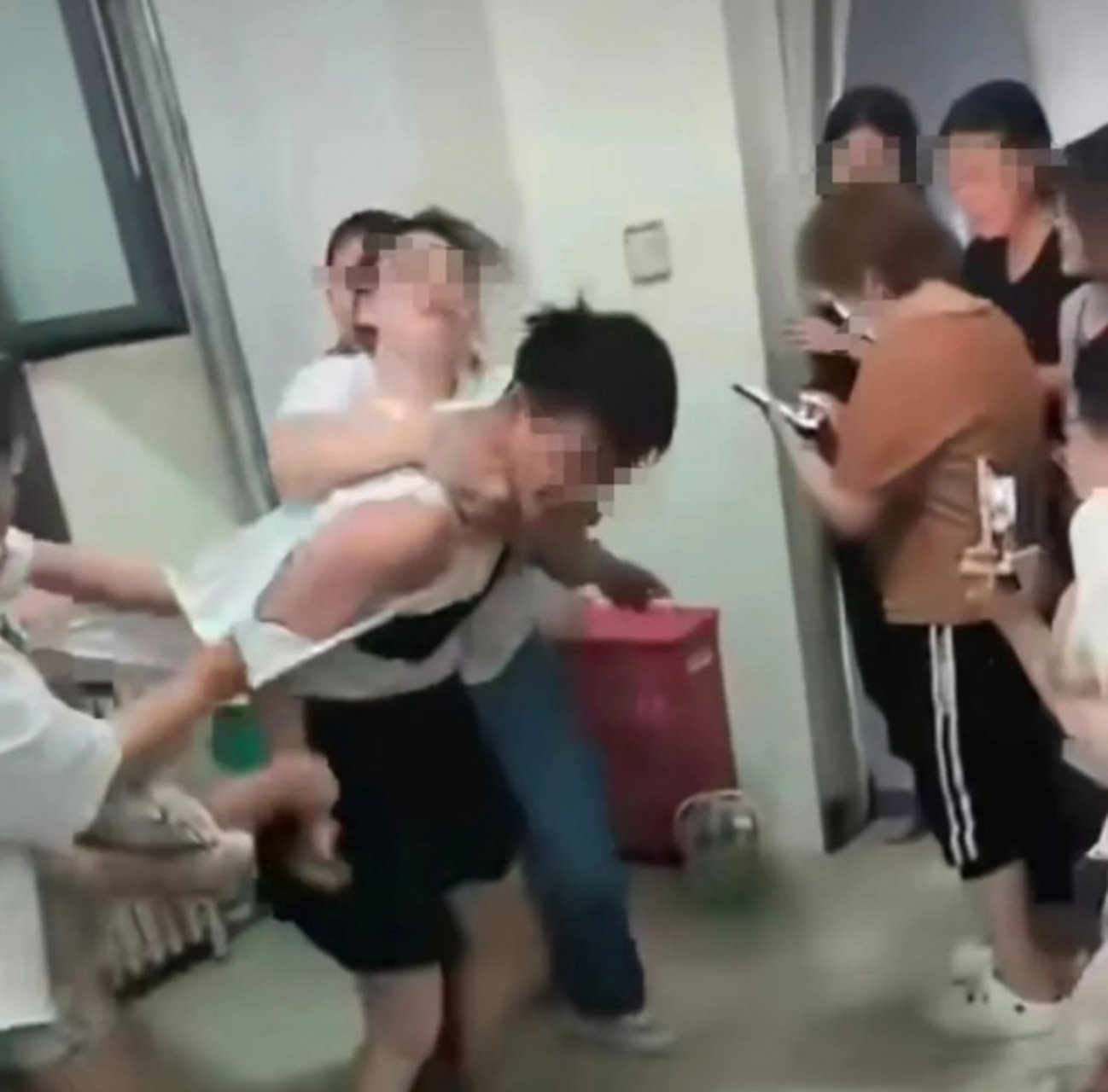女装把男子控制变成女人_男孩被女性衣物附身变成女孩
